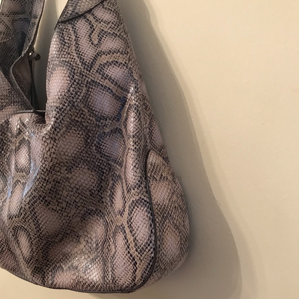 G.I.L.I. Verona Cobra Leather Hobo Handbag - Picture 6 of 10